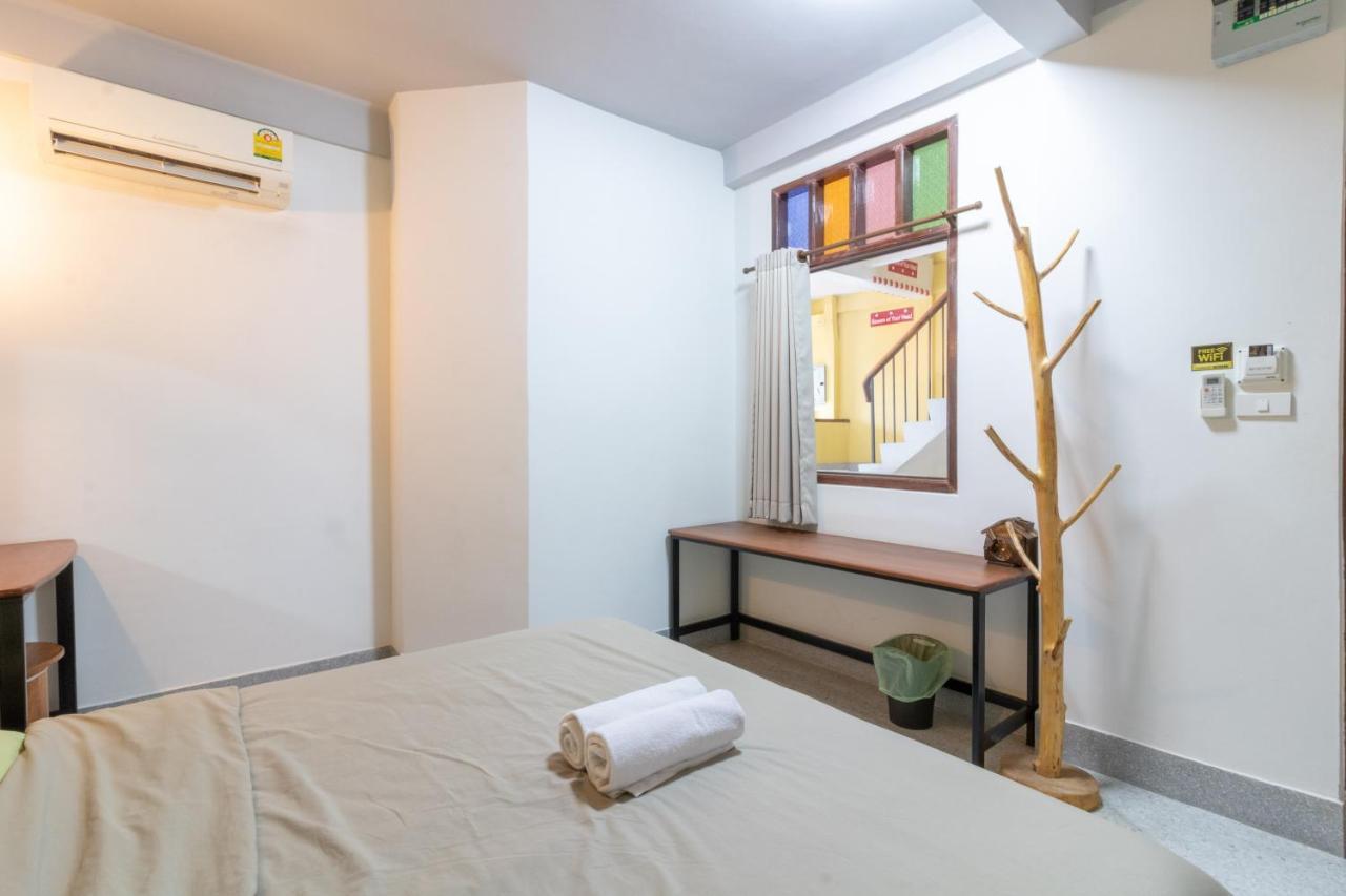 Banthat Thong Hostel Bangkok Luaran gambar